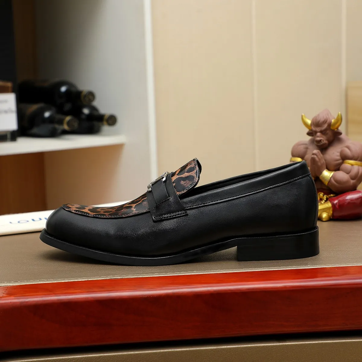 Men's shoes 💰 460 💰 Louis Vuitton LV ® 🆕 model 🔛Full shoe counter, first layer cowhide, 🐂leather lined casual shoes for men, super soft outsole, essential for driving. Counter synchronization, original first layer cowhide, completely 1:1 mold customization🌹top version, color optional! Number: 39-44 (customized at 38.45)